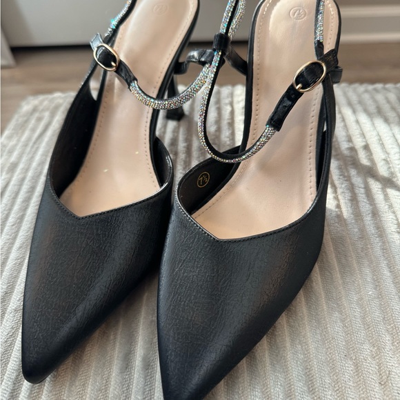 Women slingback kitten heel with rhinestone buckle. Size 7.5 - Picture 3 of 10